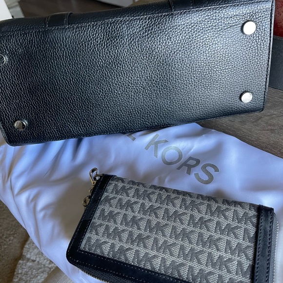 Sold.   Authentic Michael Kors handbag and wallet - Picture 3 of 5